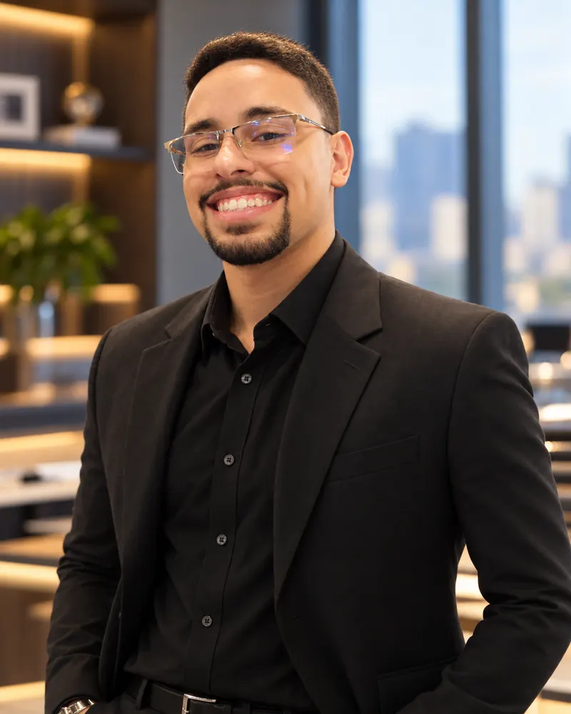 Pedro Henrique do Nascimento, fundador e CEO da 48 Web, em um escritório com vista da cidade